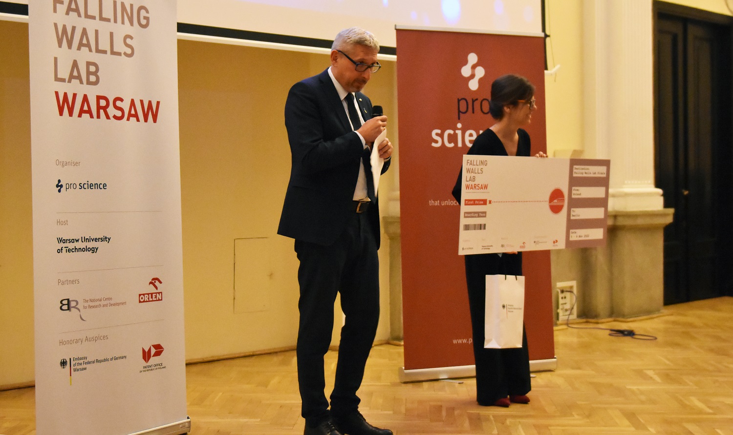 Photo of Professor Mariusz Malinowski, WUT Vice-Rector for Research and Natalia Osica, CEO of pro science