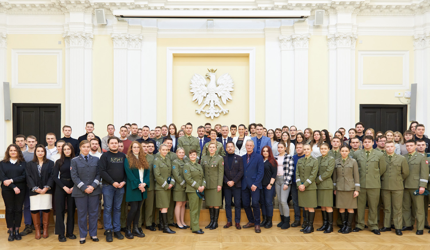 Photo of the General and the meeting participants standing on the stage