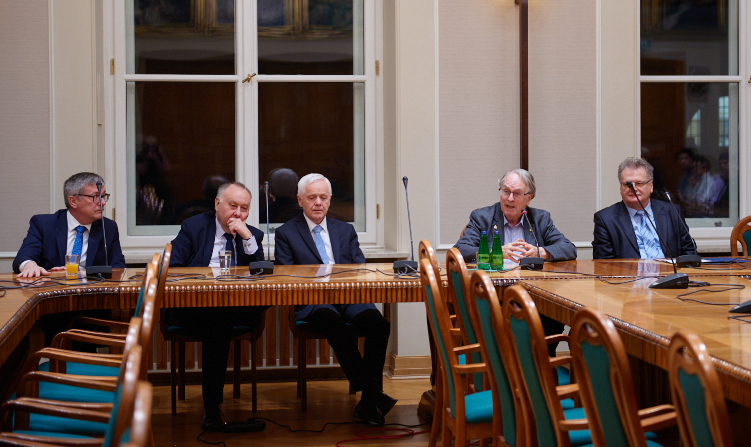 Photo from the meeting of the Nobel Prize winner with scientists from WUT. Scientist are sitting at the table