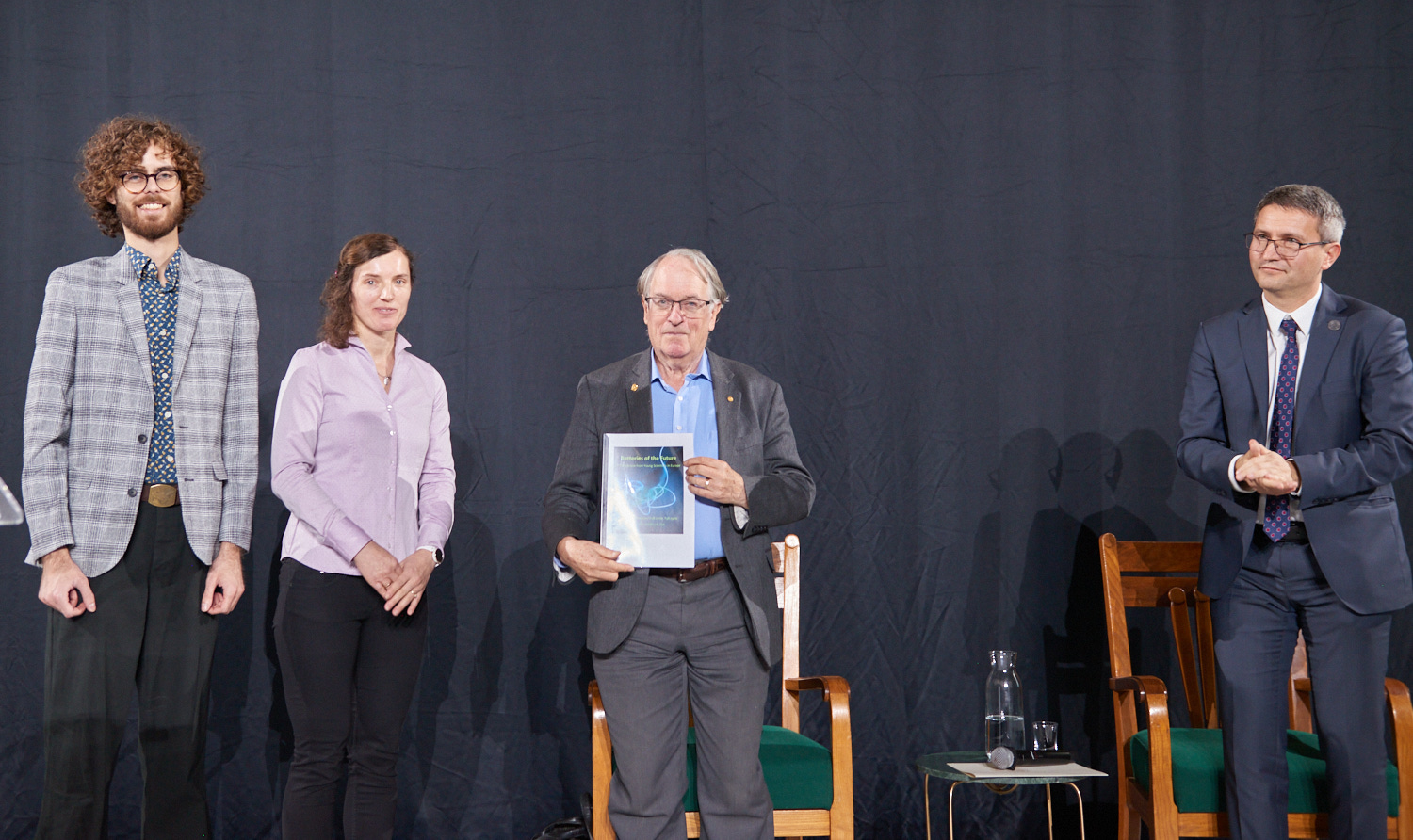 Photo of Marta Kochaniec, PhD, Maciej Smoliński, Msc., prof. M. Stanley Whittingham and Dean of the Faculty of Physics Prof. Wojciech Wróbel