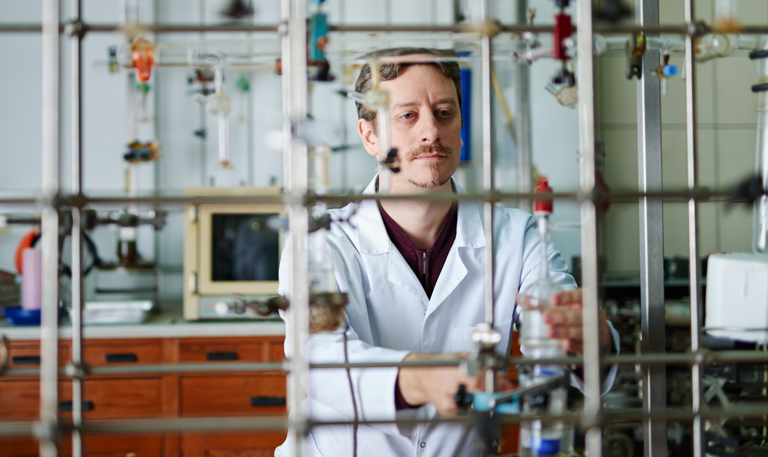 Photo of Prof. Leszek Niedzicki standing in the laboratory