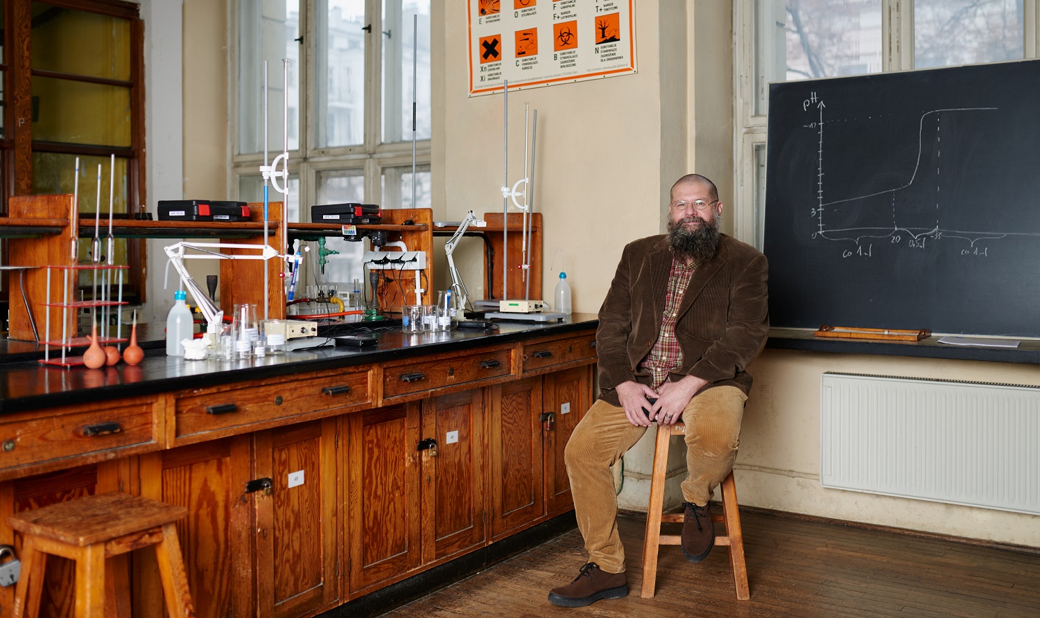 Photo of prof. Marek Marcinek in the laboratory at the Faculty of Chemistry
