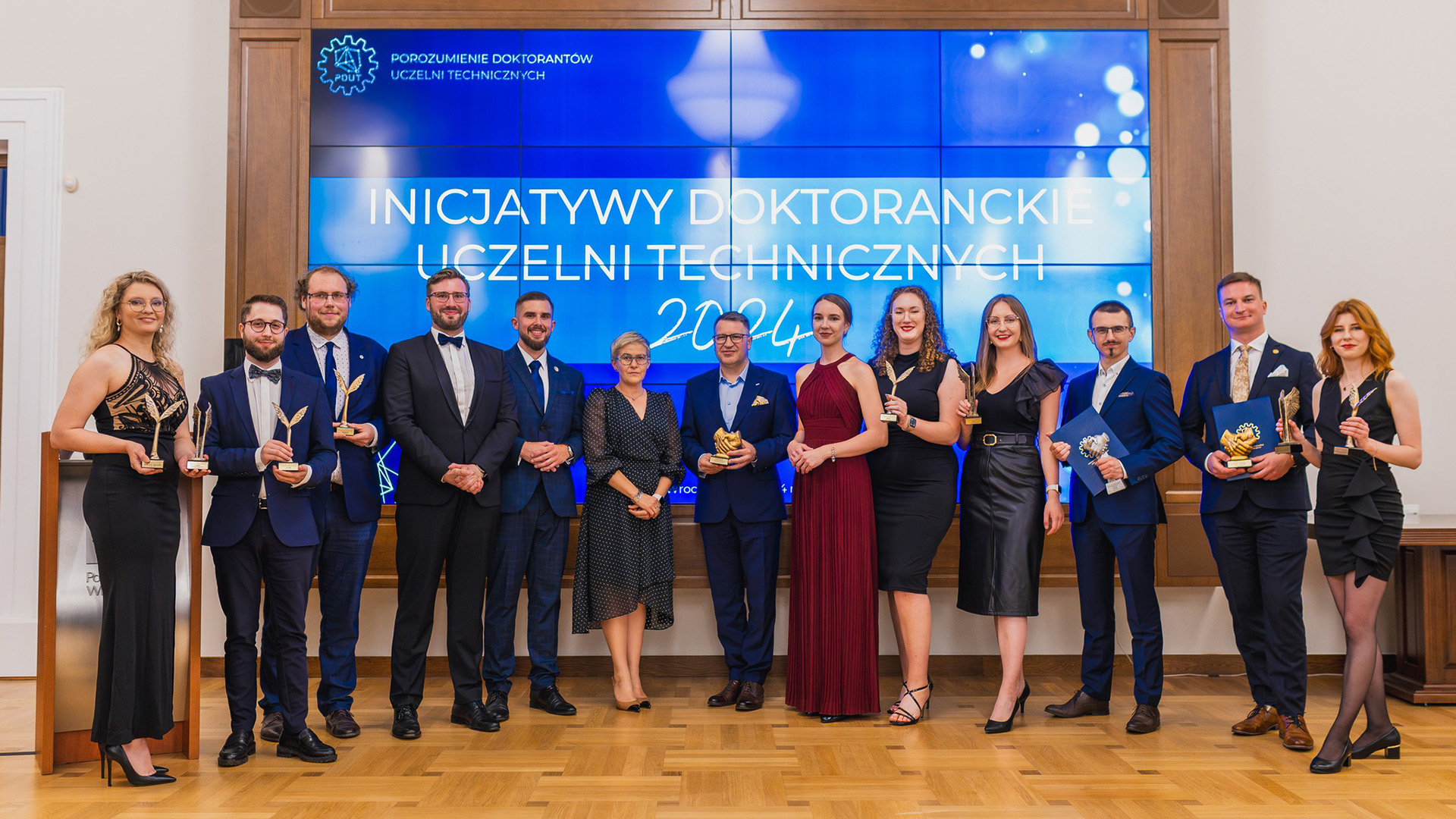 Professor Maria Mrówczyńska, PhD, Undersecretary of State at the Ministry of Science and Higher Education with the contest winners