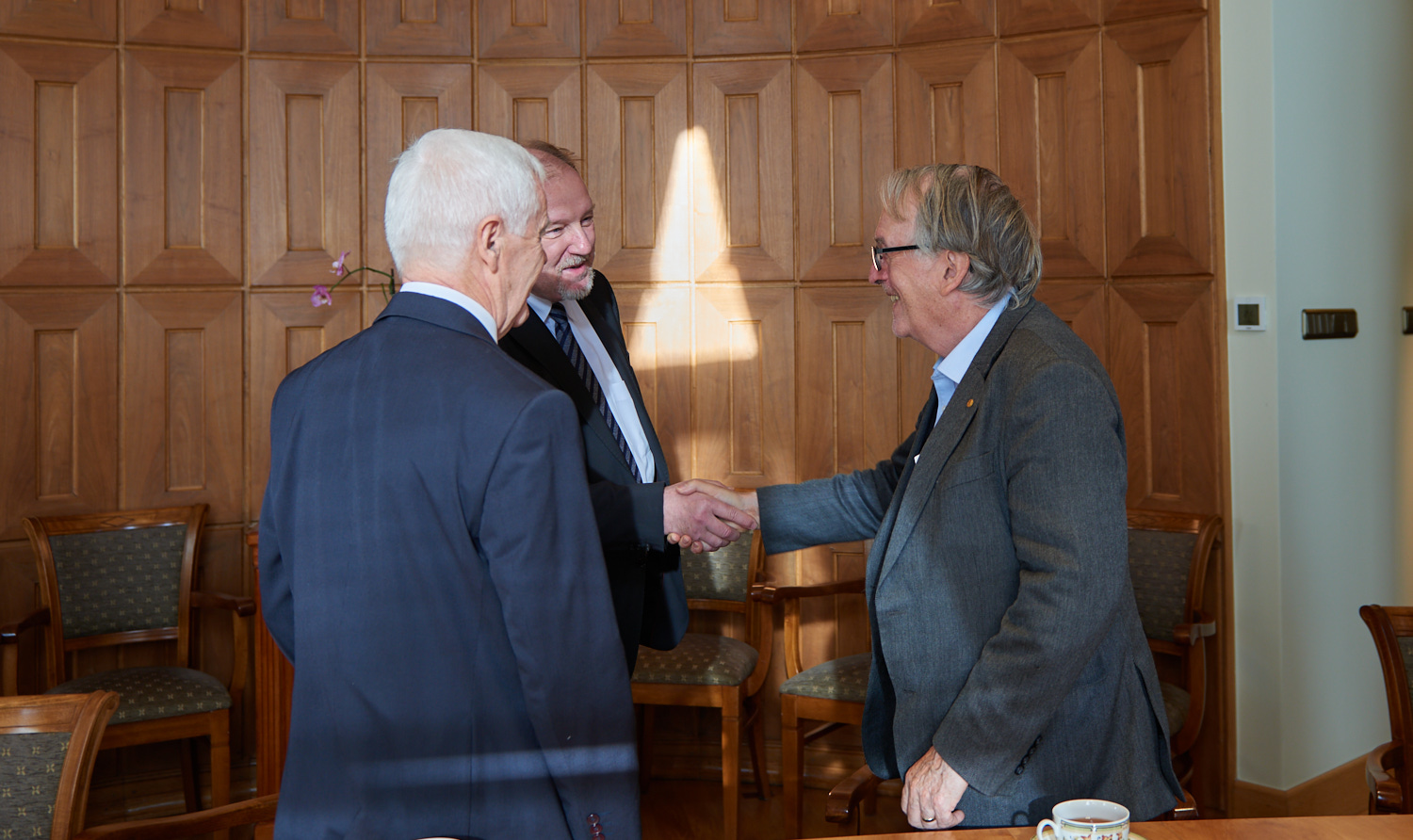 Photo of WUT Rector Prof. Krzysztof Zaremba and Prof. M. Stanley Whittingham who are greeting each other