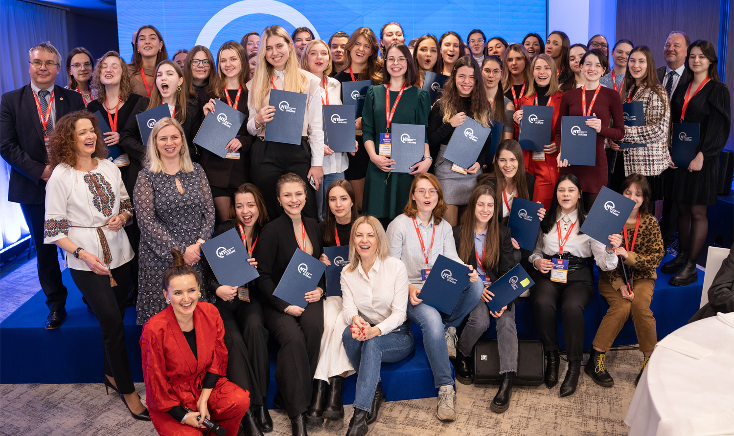 Photo of winners of the scholarship program with the representatives of the Perspektywy Foundation, Intel, and the WUT Rector, Prof. Krzysztof Zaremba