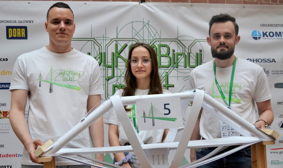 Photo of Dziki team members from the University of Technology and their construction
