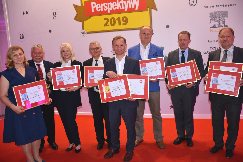 Prof. Janusz Walo, Vice-Rector of the Warsaw University of Technology and WUT Deans with certificates for the top places in the “Perspektywy” ranking; photo: BPI