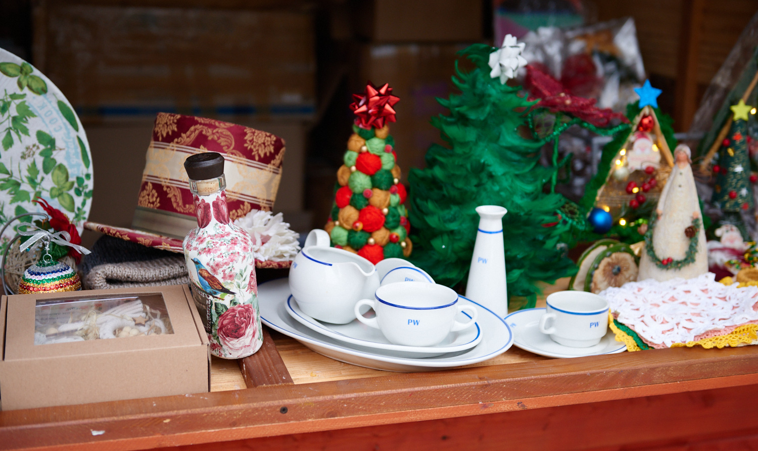 Photo of handicrafts and WUT tableware lying on the counter