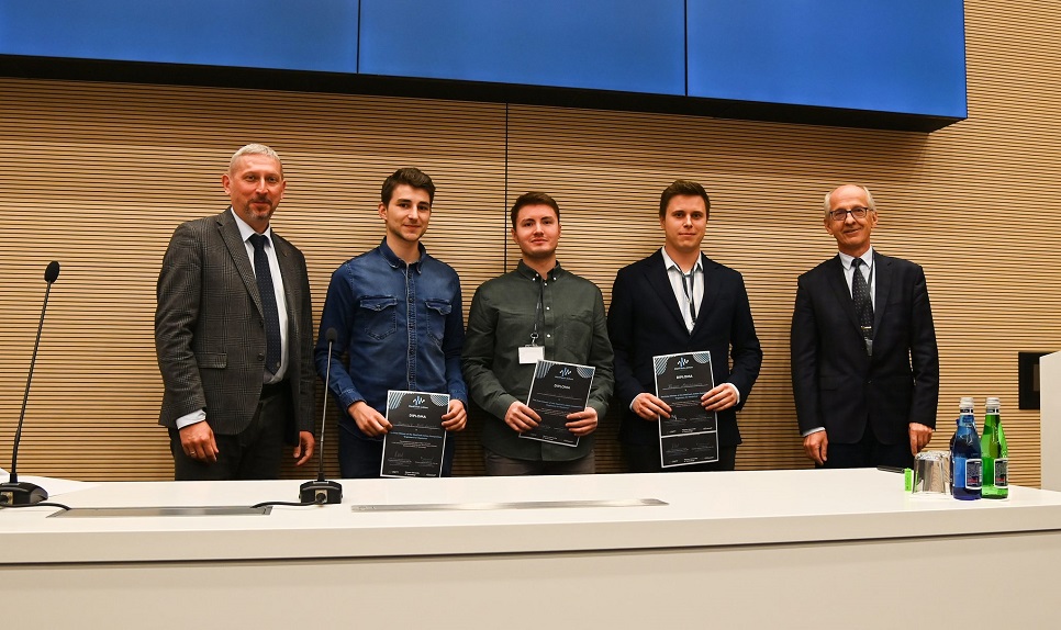 Photo of the winning team with prof. Mariusz Malinowski and prof. Zbigniew Brzózka