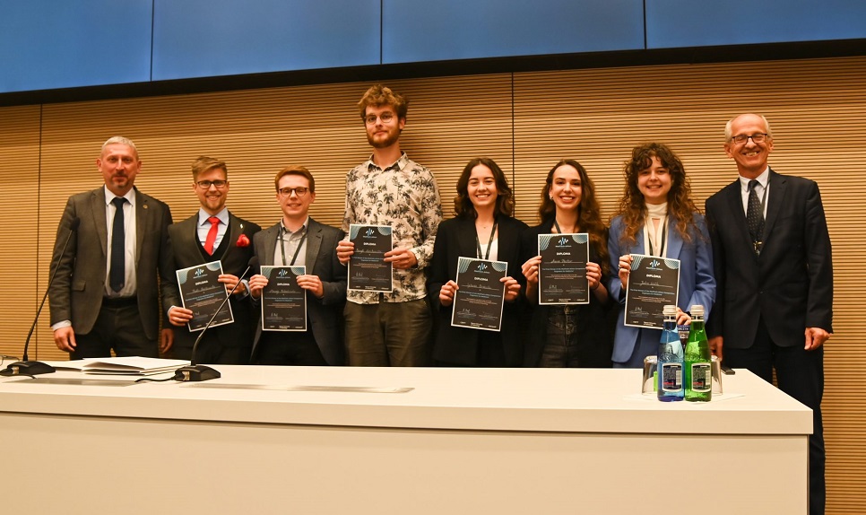 Photo of the Prędkość Dzika (pd med solutions) team with prof. Mariusz Malinowski and prof. Zbigniew Brzózka
