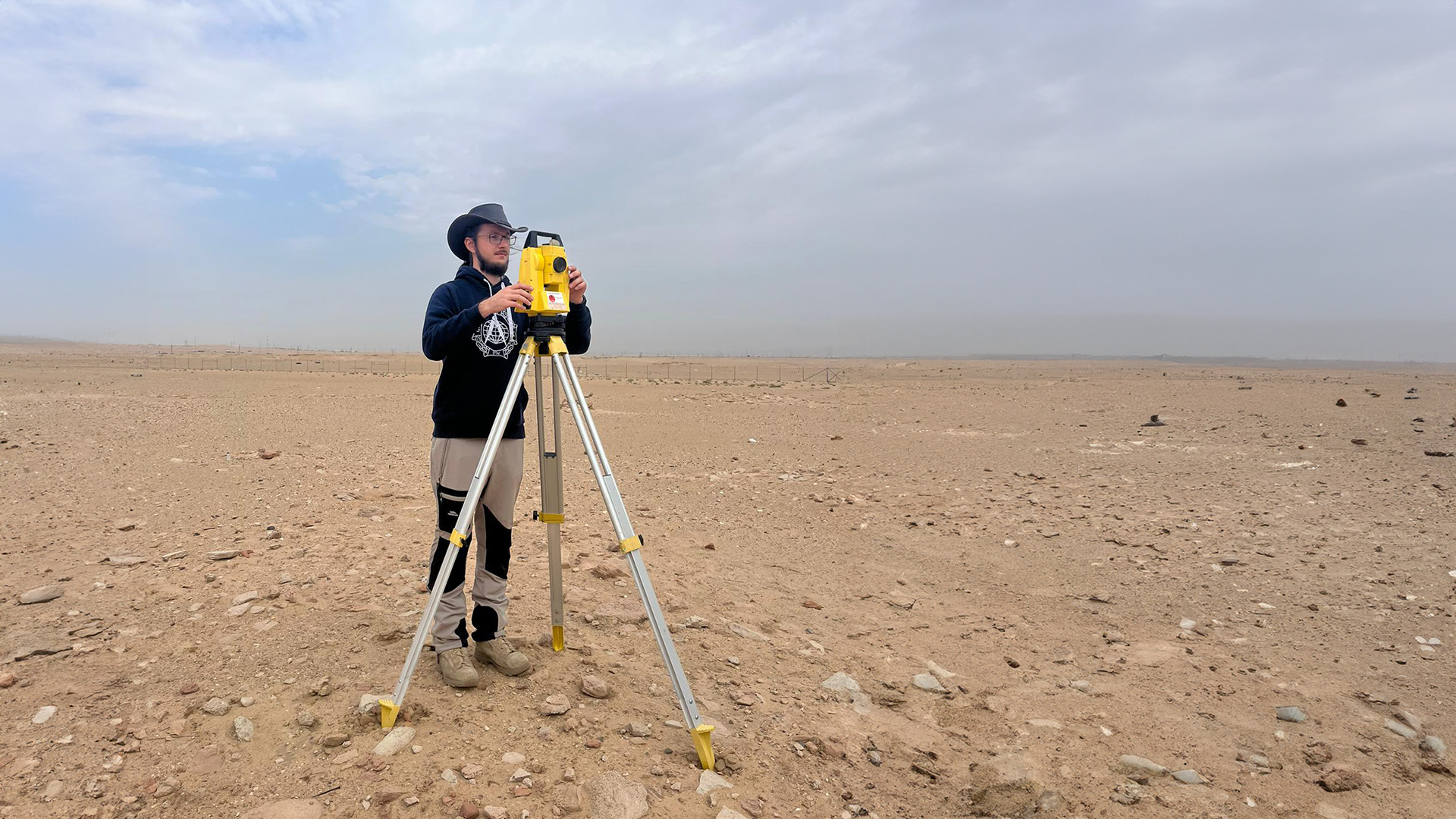 Paweł Czernic during research work in Kuwait, photo by Olga Puszkarewicz