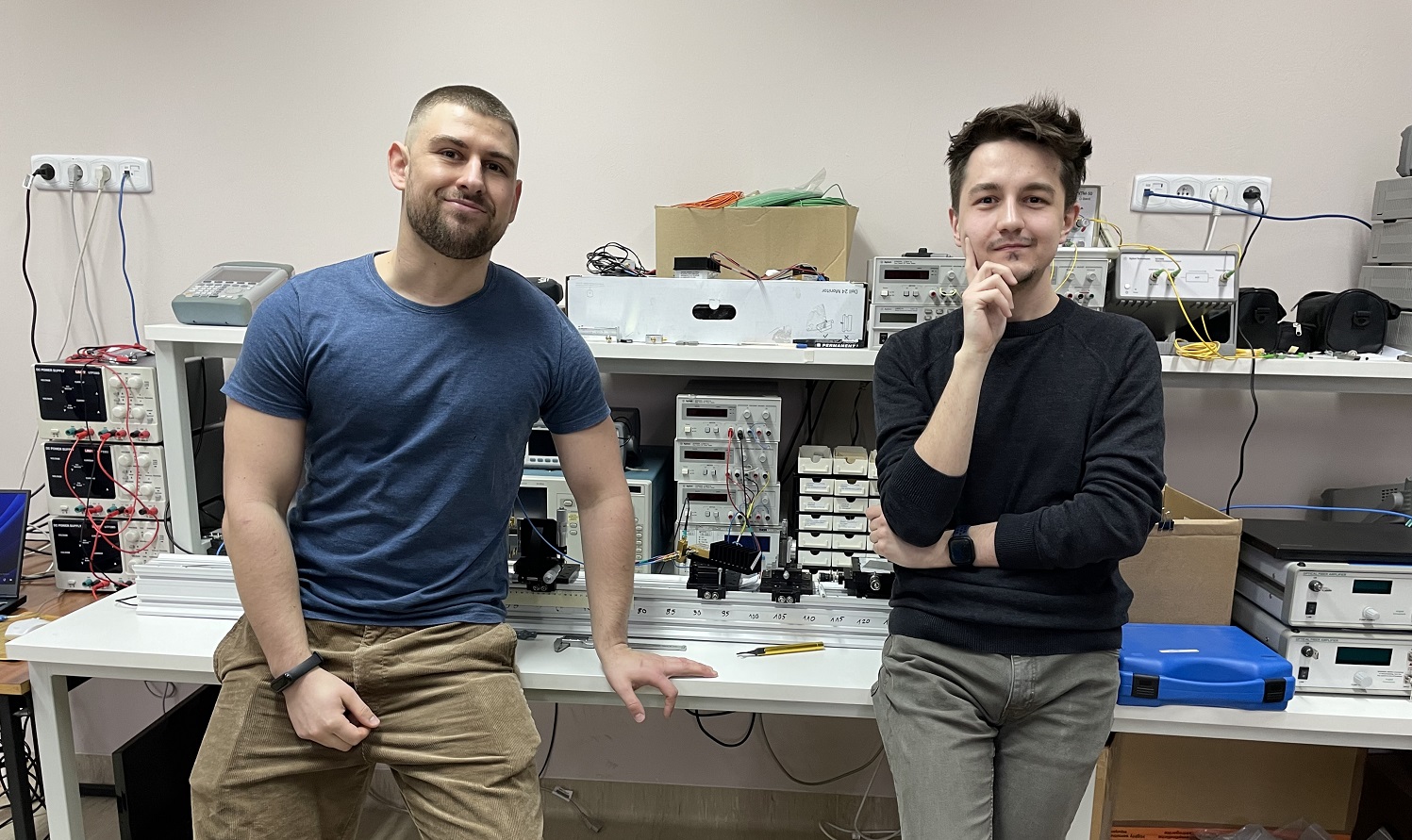 Photo of Piotr Araszkiewicz and Juliusz Bojarczuk in one of the WUT’s laboratories