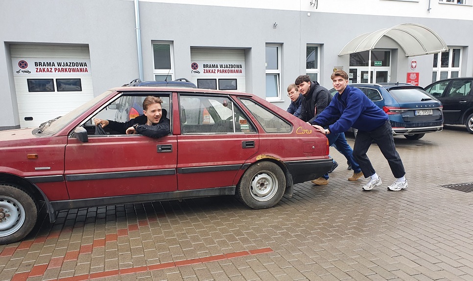 Photo of students with polonez