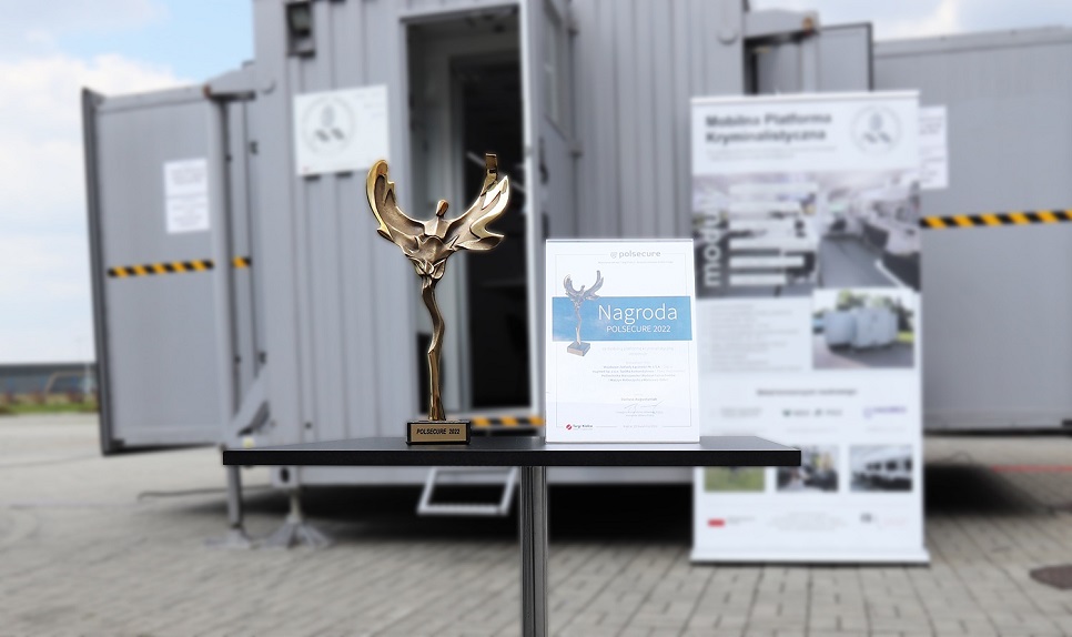 Photo of the statuette awarded to the Mobile Forensic Platform during the POLSECURE Fair. You can see the platform in the background