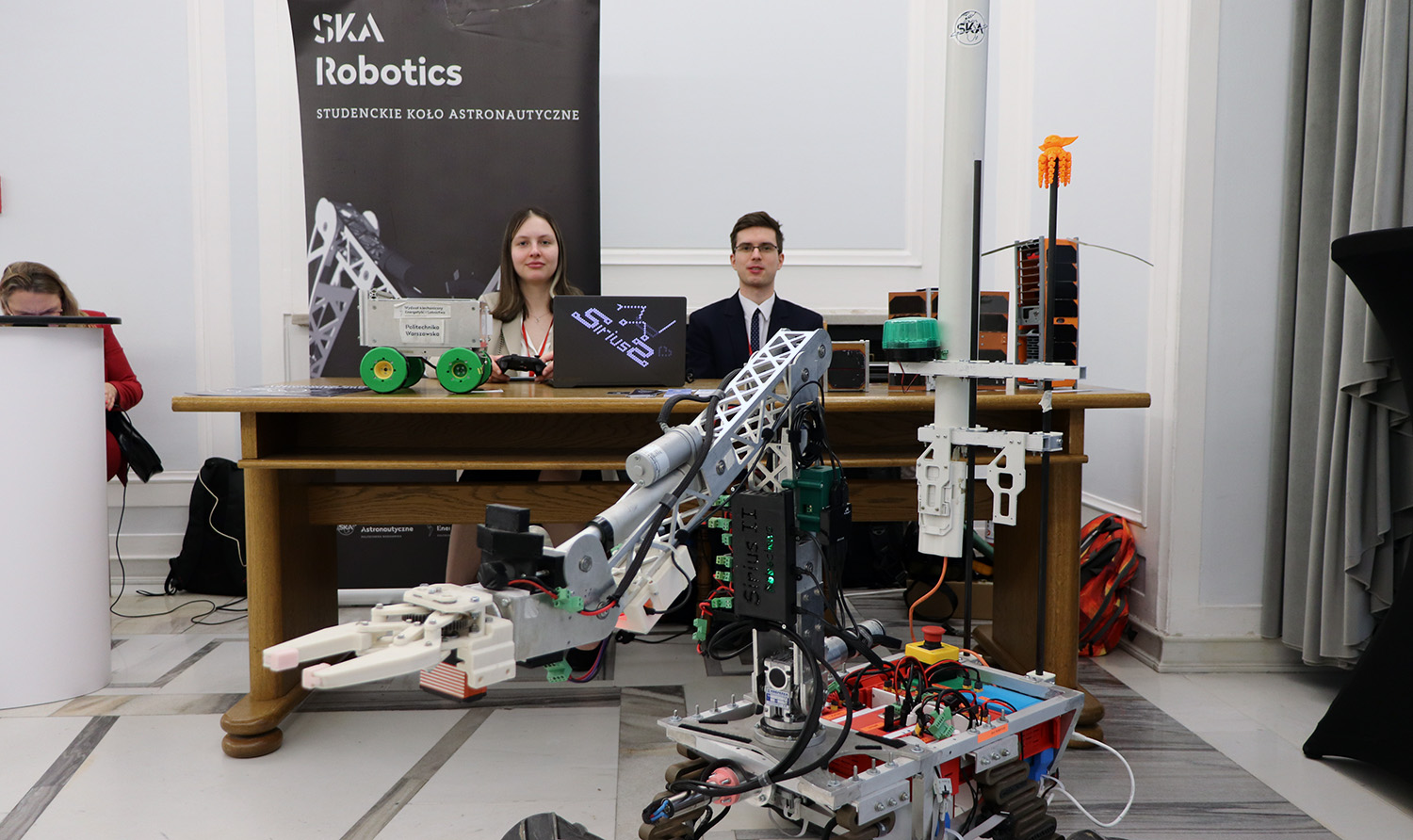 Photo of Sirius II rover and representatives of the construction team