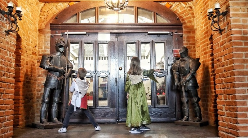 Photo of children at the door of the castle