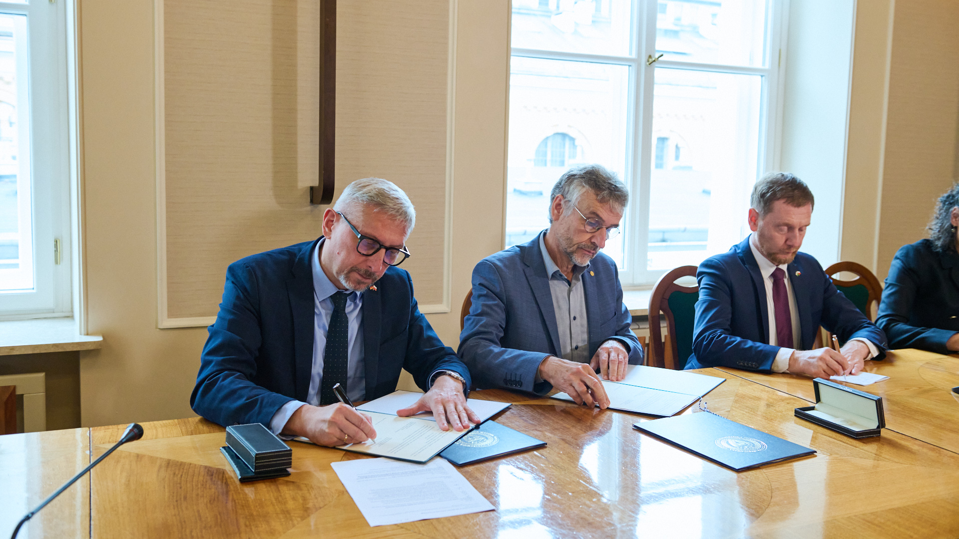The agreements were signed by Professor Mariusz Malinowski (WUT) and Professor Michael Kobel (TUD)