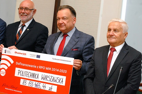 From left to right: Professor Jan Szmidt, Rector of the Warsaw University of Technology, and Adam Struzik, Marshal of the Mazowieckie Voivodeship, Professor Stanisław Wincenciak, PhD Eng., Vice-Rector for Development, photo by Grzegorz Banaszek