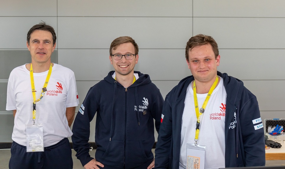 Photo of Przemysław Rył and Kamil Kwiatkowski with one of the experts