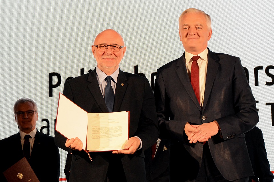 WUT Rector Prof. Jan Szmidt congratulated by Minister of Science and Higher Education Jarosław Gowin; photo: WUT Rector’s Office