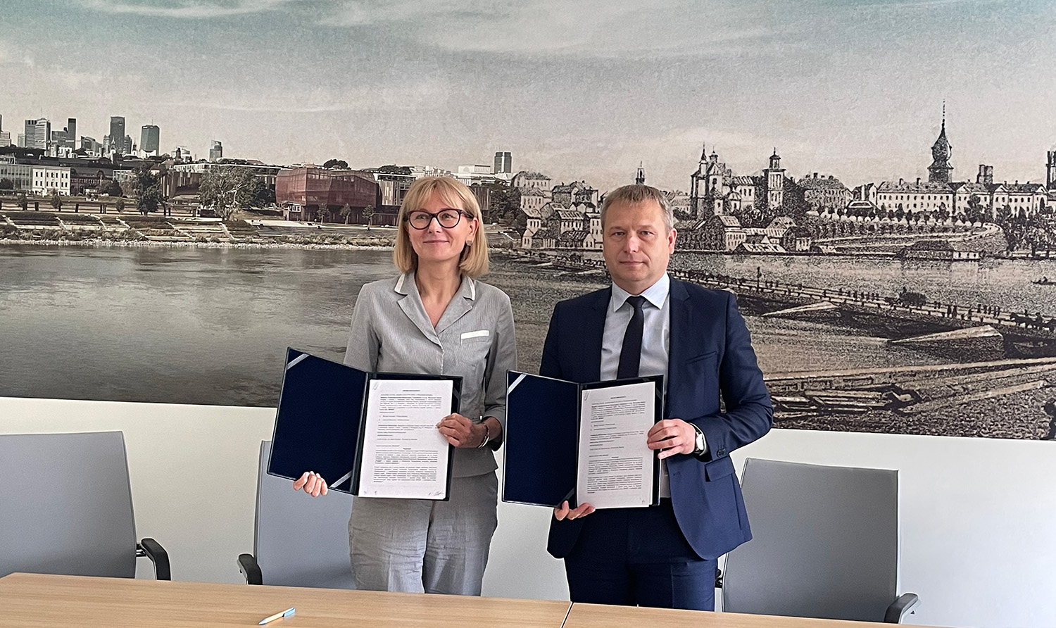 Photo of President of the Warsaw Water and Sewerage Company Renata Tomusiak and WUT Vice-Rector for Development professor Adam Woźniak with the cooperation agreement