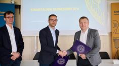 The signing of a sales agreement between the Warsaw University of Technology and Smart Fluid, a member of the Qemetica Group. The photo features WUT Vice-Rector Prof. Adam Woźniak, alongside Smart Fluid S.A. board members Sławomir Wójcik and Marek Piecyk