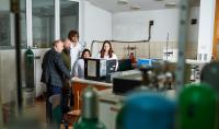 Photo of a few members of the team that deals with battery technology at the Faculty of Chemistry. People are leaning over computer